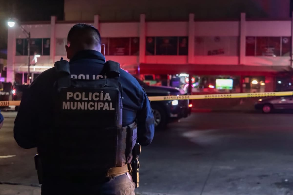 Atacan a balazos bar frente al Palacio Municipal de Tecate; un hombre resulta gravemente herido