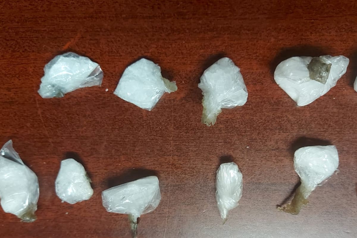 Arrestan a hombre en posesión de narcóticos y cuchillo