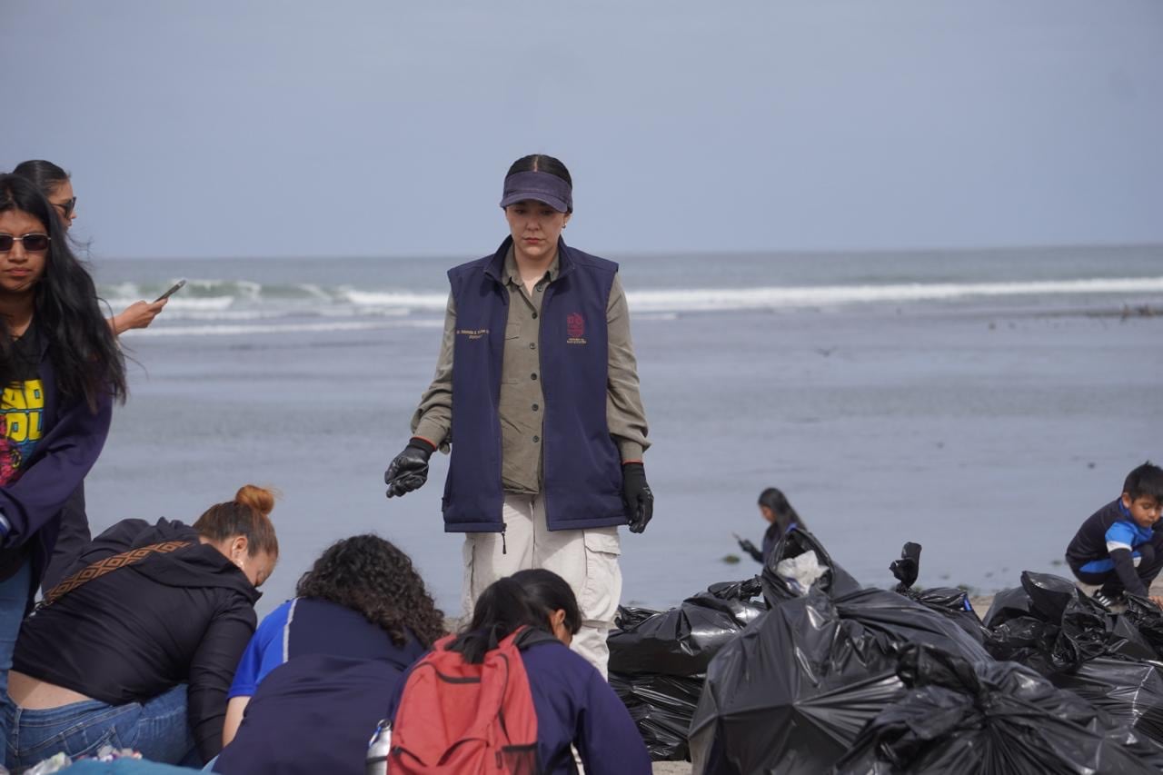 El vidrio fue el principal residuo recolectado durante la jornada de limpieza realizada en la playa San Ramón, donde estudiantes y autoridades retiraron cerca de dos toneladas de basura en el marco del Día Mundial del Medio Ambiente. Foto: Cortesía.