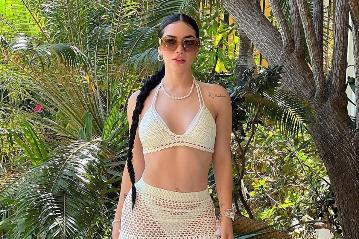 Kimberly Loaiza saluda a sus fanáticos desde una terraza