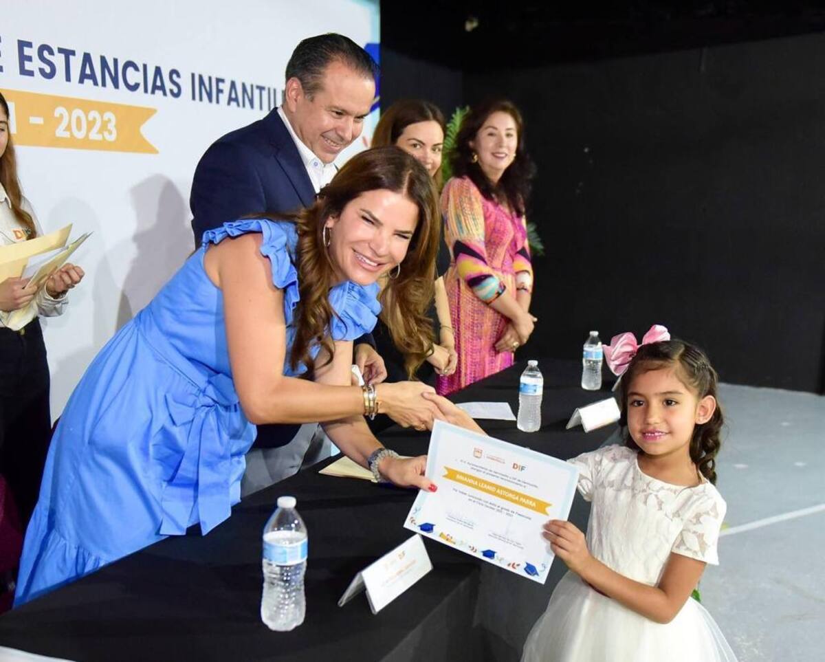 Una niña recibe su diploma, de manos de Patricia Ruibal, durante la graduación de estancias infantiles del DIF Hermosillo.
