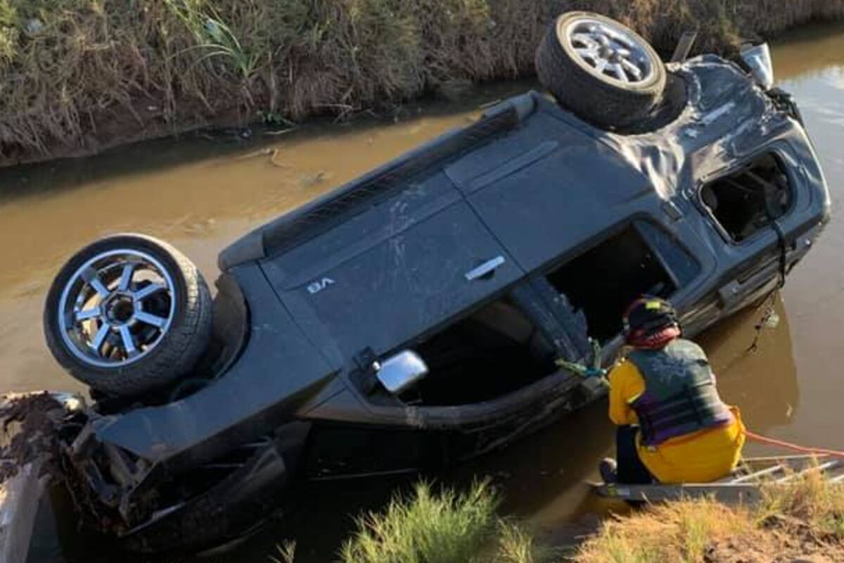 Choque múltiple deja varios lesionados y un auto en un canal en El Centro