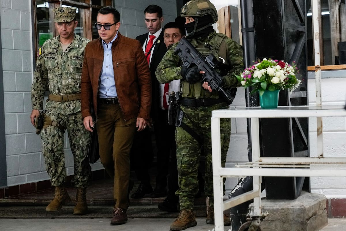 El presidente ecuatoriano, Daniel Noboa, a su llegada a un evento con jóvenes en El Quinche, Ecuador, el lunes 8 de abril de 2024. (AP Foto/Dolores Ochoa)