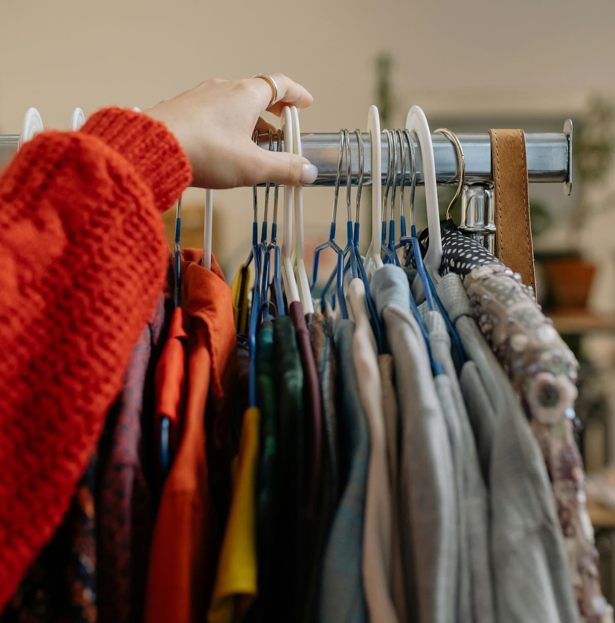 Jadion Anthony Richards, de 44 años, y Akwele Nickeisha Lawes-Richards, de 45, fueron acusados este mes en Minnesota por hurto organizado en comercios minoristas.