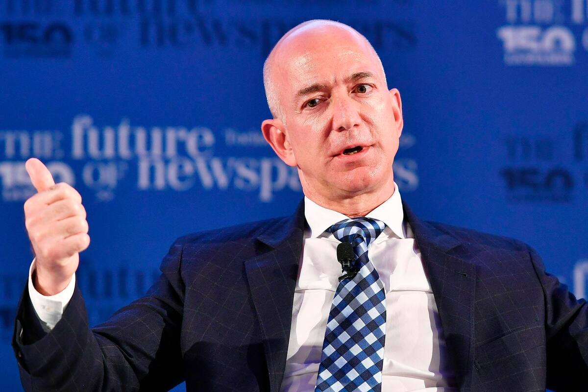 Jeff Bezos encabeza la lista de los más ricos del mundo en medio de denuncias de que empleados orinan en botellas