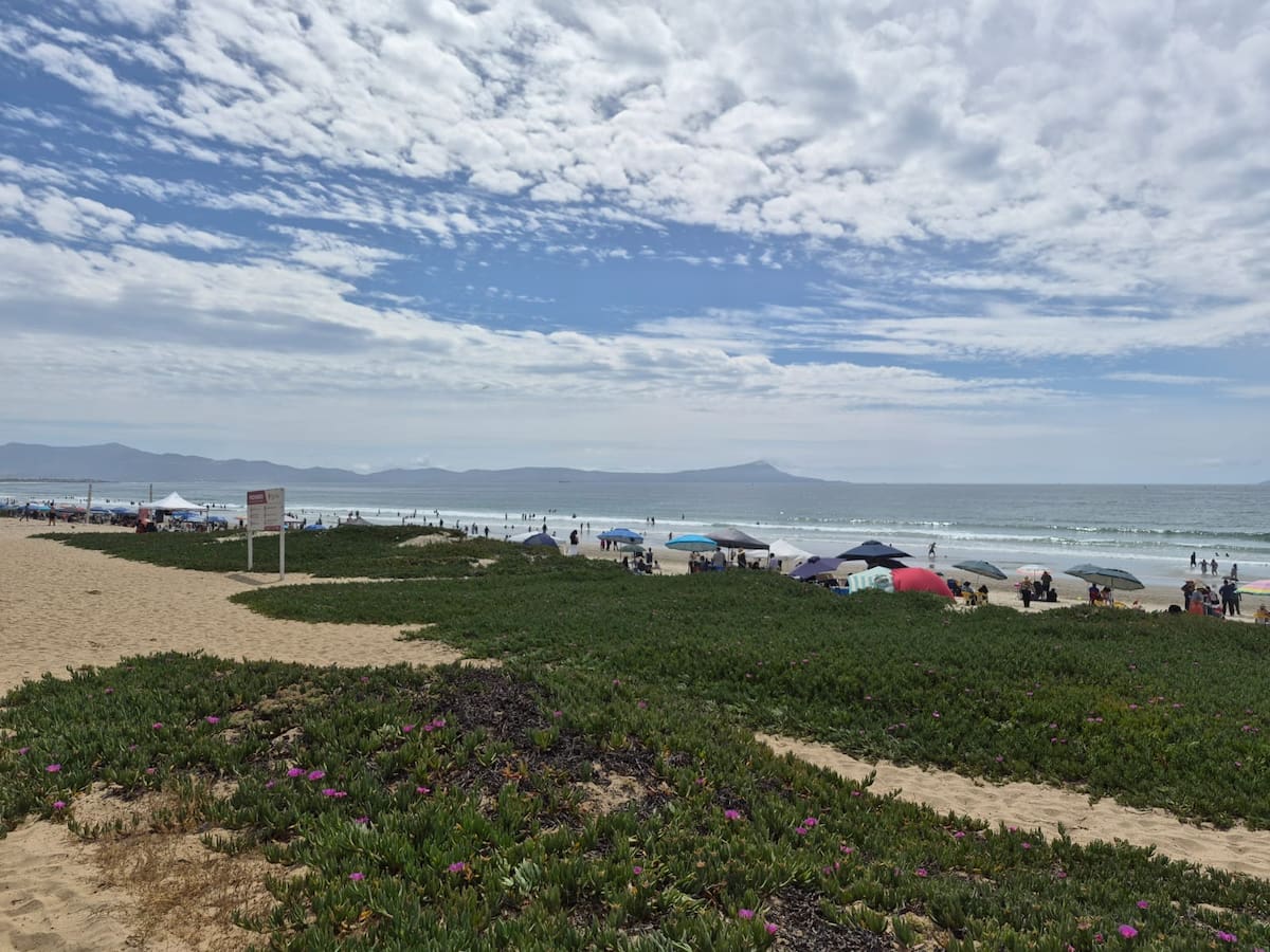 Cientos de turistas acudieron a playas de Ensenada; mientras en Playa Hermosa prevaleció la calma, en Playa La Misión se realizaron rescates por corrientes de retorno. Foto: Cortesía