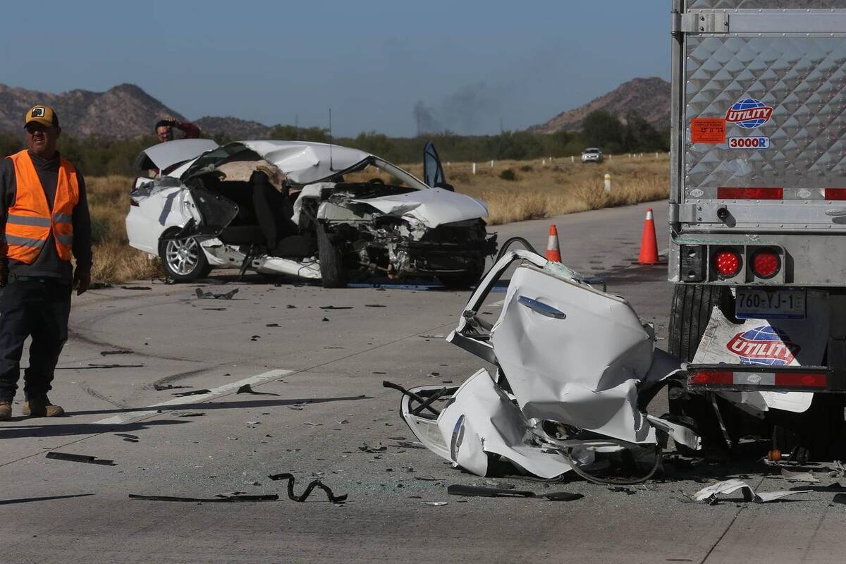 Cierran carretera Guaymas-Hermosillo por choque entre auto y tráiler