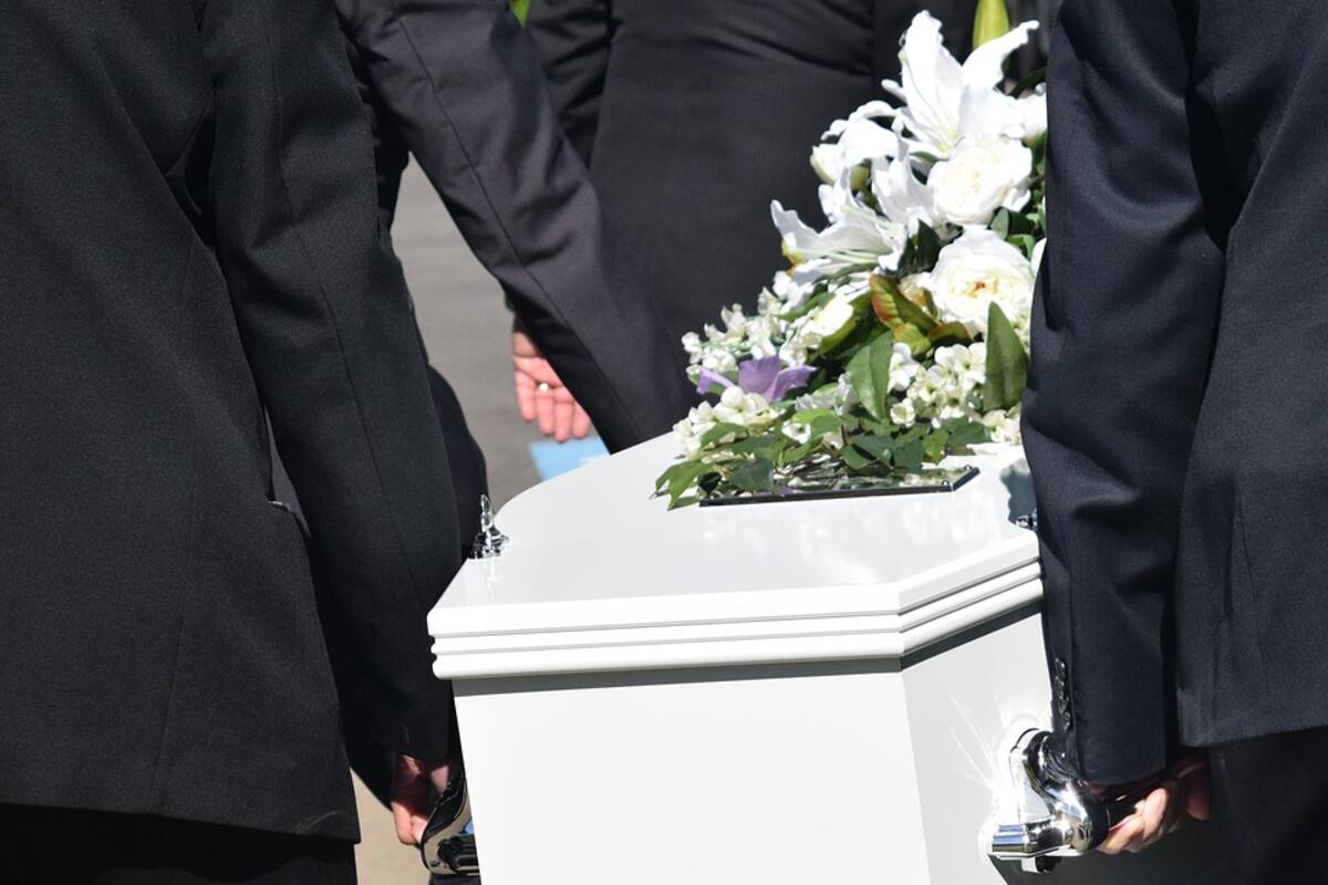 Mata a su esposa y se suicida sobre su ataúd en Sinaloa