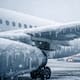 Tormenta invernal paraliza vuelos en EEUU: Más de 10 mil cancelaciones, estados de emergencia y riesgo de apagones