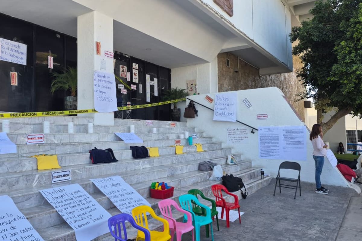 Manifestantes clausuran Congreso del Estado de Sonora para exigir presupuesto para estancias infantiles y creación de Instituto de Protección Civil