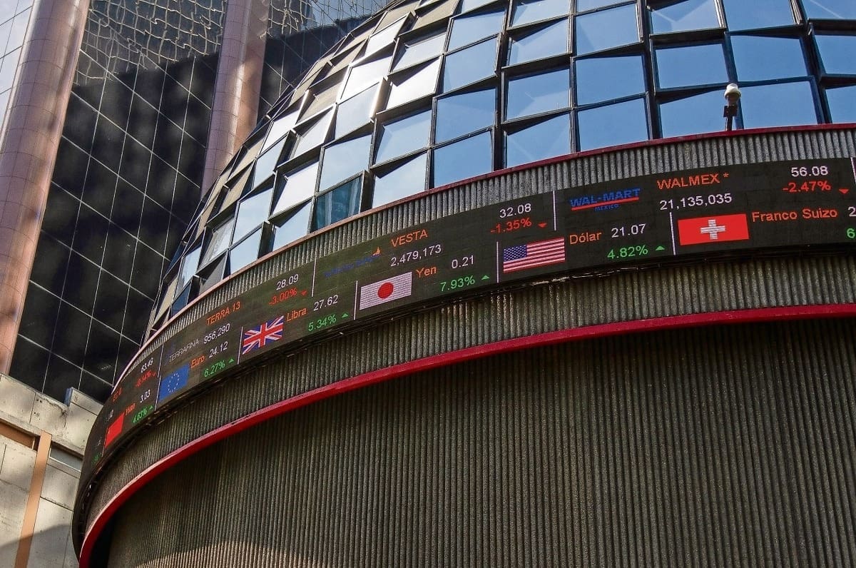 Fachada del edificio de la Bolsa Mexicana de Valores (BMV). Crédito: El Universal