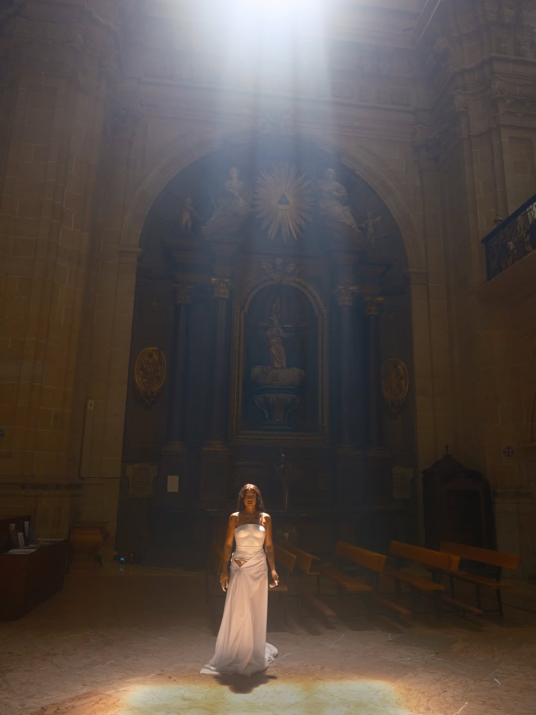 Tokischa enfrenta una demanda en España por una polémica sesión fotográfica dentro de una iglesia | Foto: IG (@tokischa.sol)
