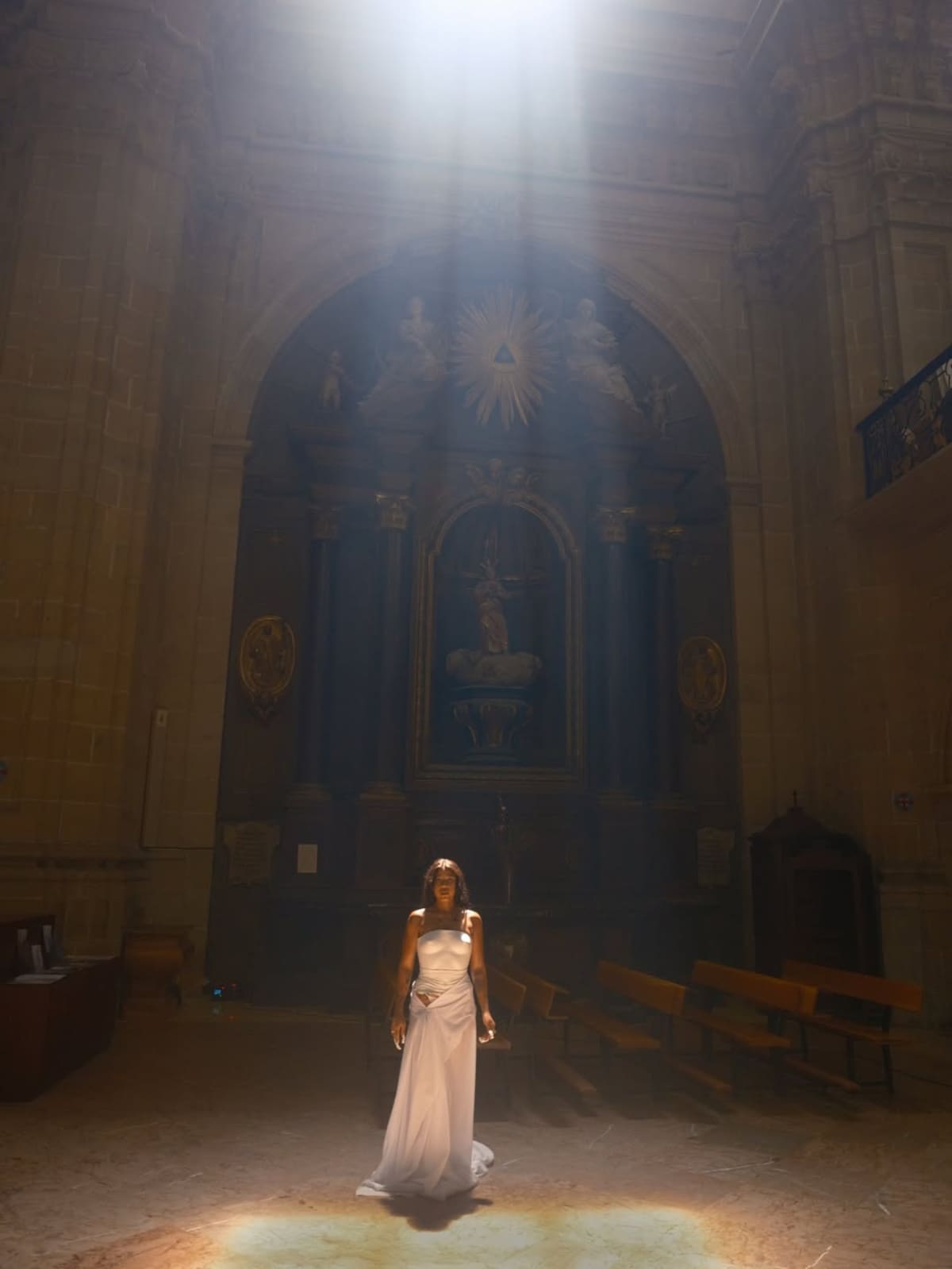 Tokischa enfrenta una demanda en España por una polémica sesión fotográfica dentro de una iglesia | Foto: IG (@tokischa.sol)