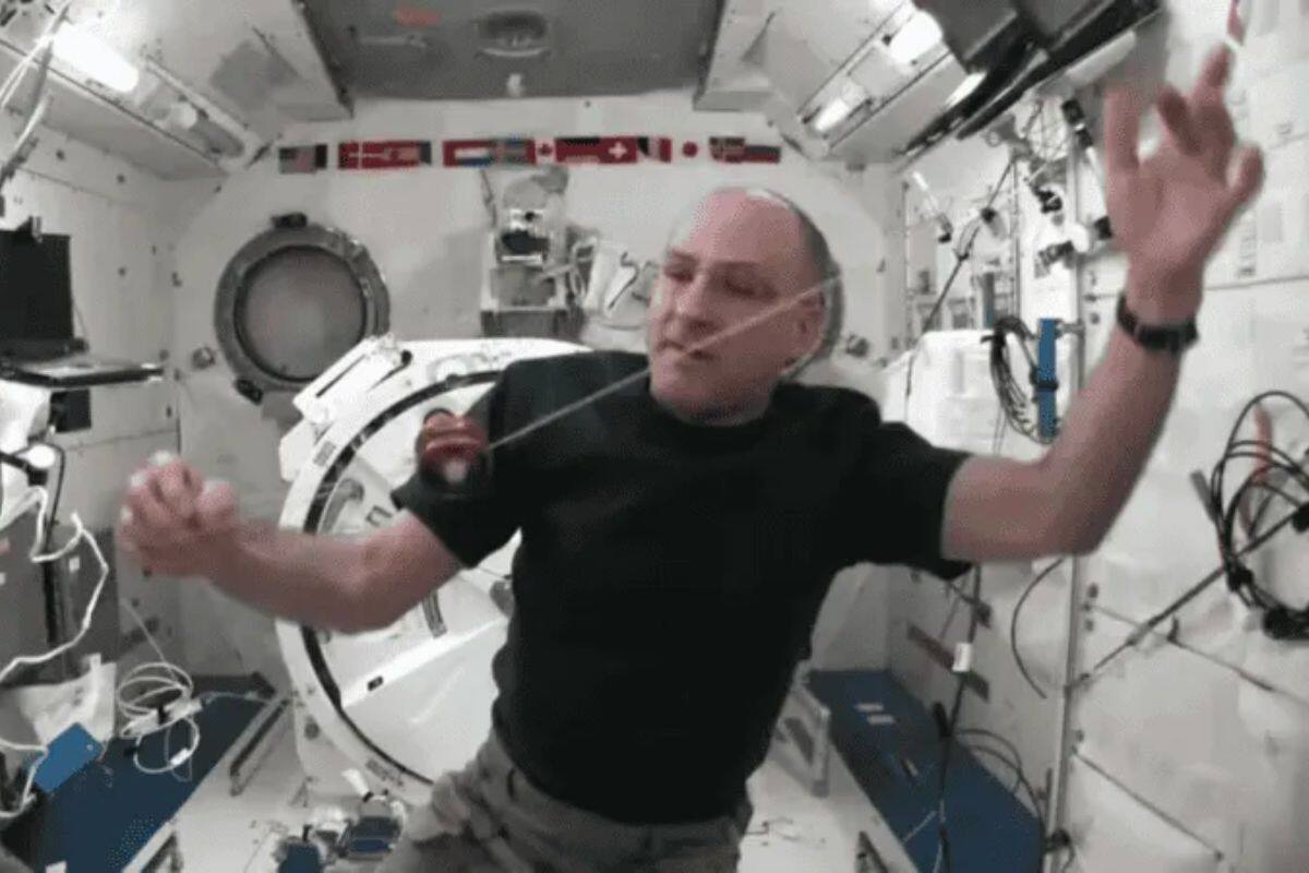 Astronauta lleva yo-yo al espacio para enseñar física y se vuelve viral
