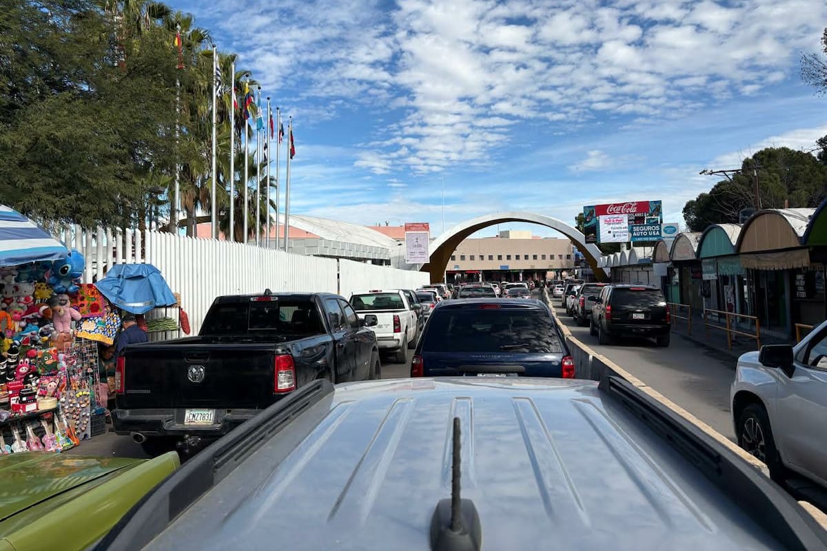 Vuelven a registrarse largos tiempos de espera en garitas de Nogales