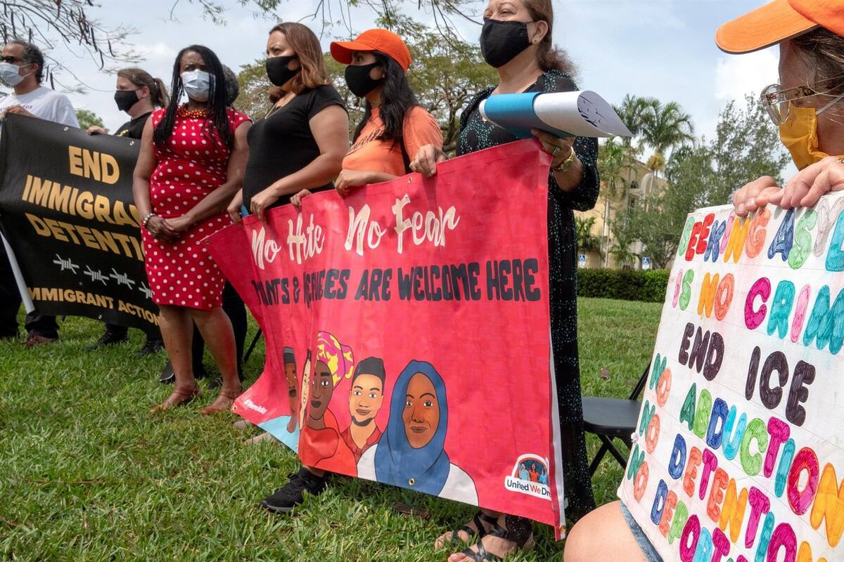 "Biden, cumple tus promesas", piden manifestantes ante cárcel de migrantes