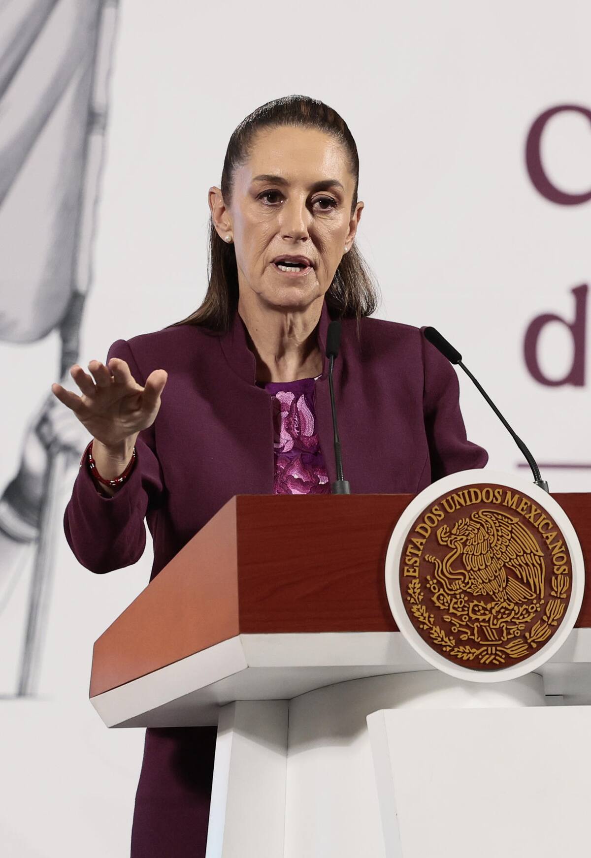 La presidenta de México, Claudia Sheinbaum, habla en una rueda de prensa este viernes, en el Palacio Nacional, en Ciudad de México (México). Sheinbaum anticipó una reunión "cordial" con la secretaria de Seguridad Nacional de Estados Unidos, Kristi Noem, quien visita México para abordar la "cooperación" en seguridad y migración. | Crédito: EFE/José Méndez