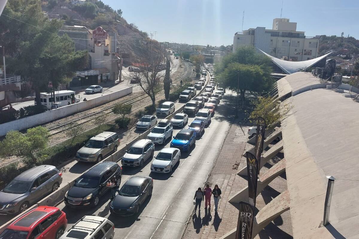 Persisten las largas filas para cruzar a EU por Nogales