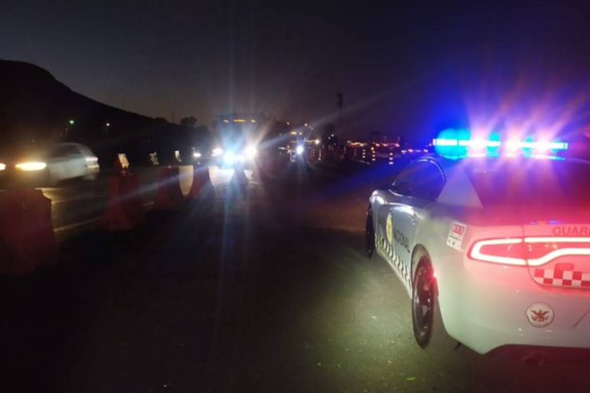 Caja de tráiler cae sobre auto y mata a 3 de una familia