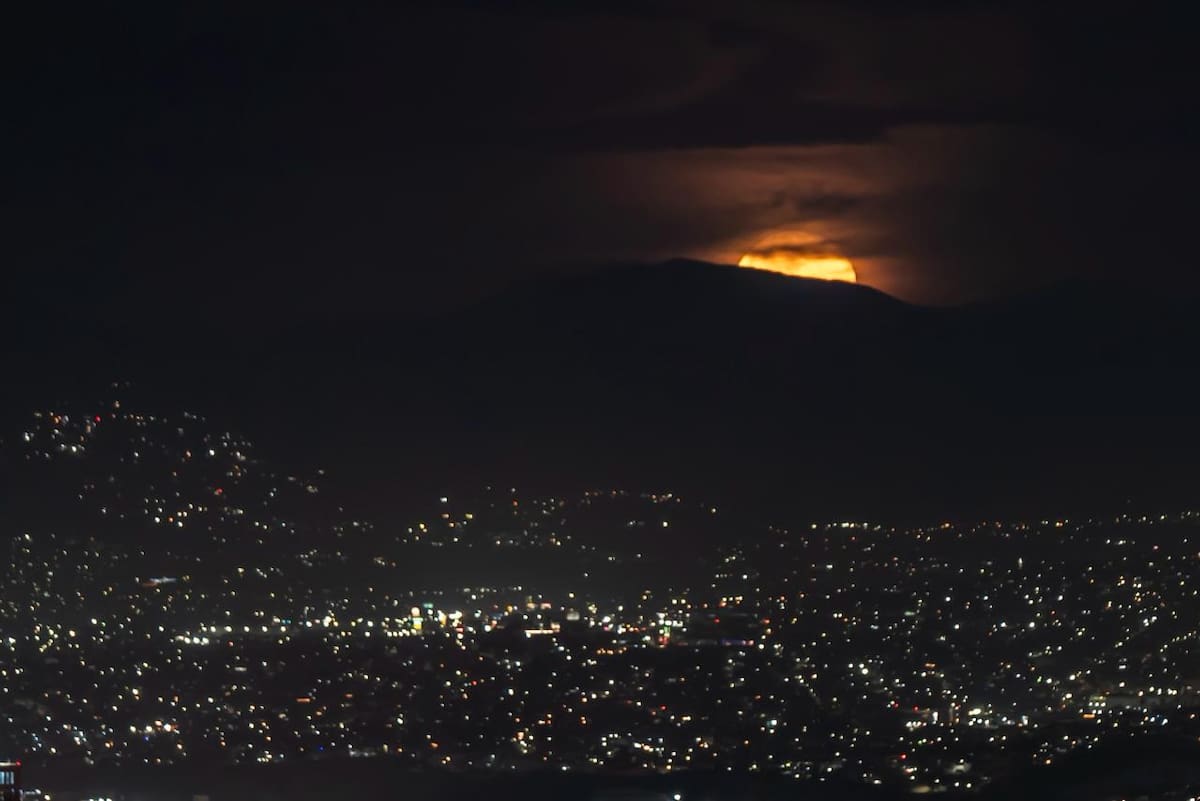 La luna llena iluminó el cielo de Tijuana la noche de este martes 3 de marzo, luego del eclipse total que pudo apreciarse en la región durante la madrugada. Foto: BorderZoom