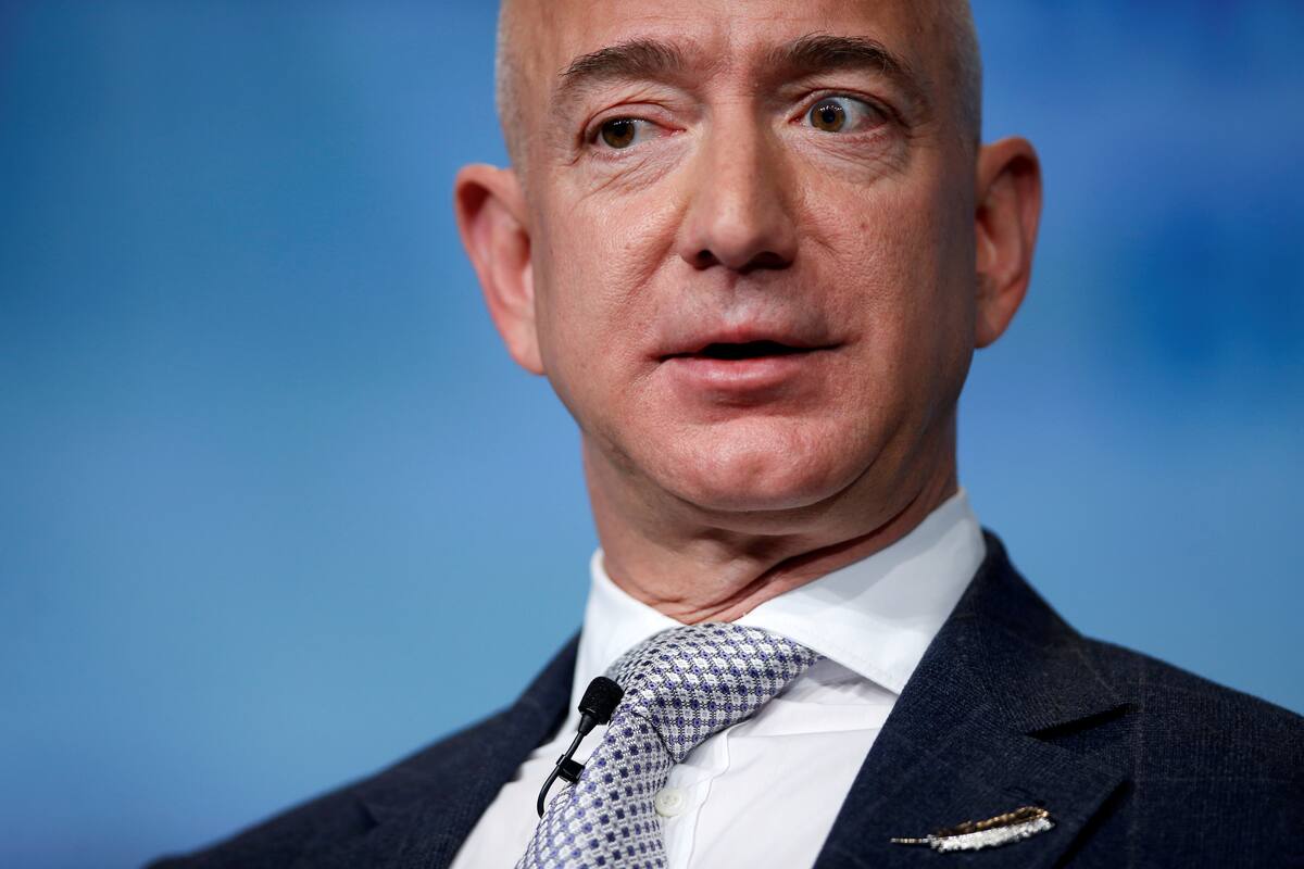 FOTO DE ARCHIVO: Jeff Bezos, fundador de Blue Origin y CEO de Amazon, habla sobre los planes futuros de Blue Origin durante un discurso ante los asistentes a la conferencia SATELLITE 2017 de Access Intelligence en Washington, Estados Unidos, 7 de marzo de 2017. REUTERS/Joshua Roberts