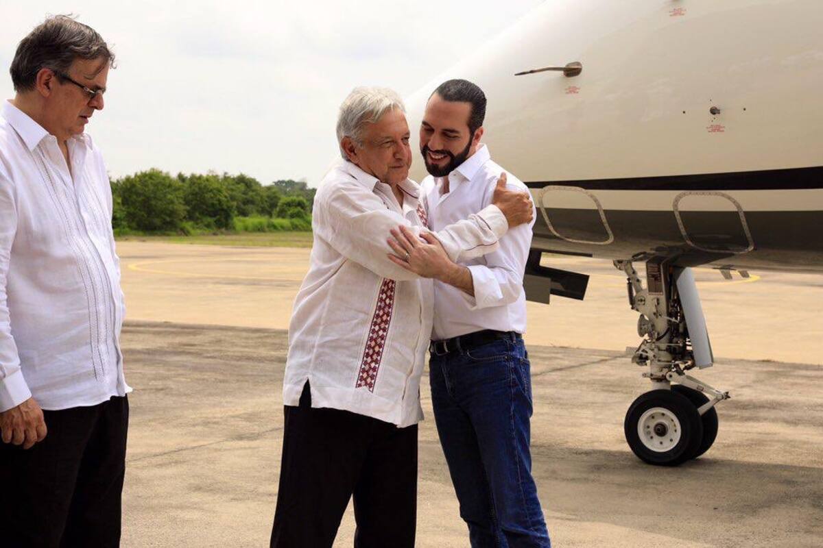 “Por decirle cabecita de algodón”: Bukele bromea por golpe de AMLO