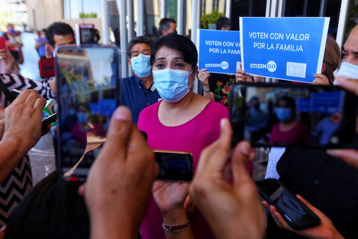 Reúnen 26 mil firmas en contra del matrimonio igualitario en BC