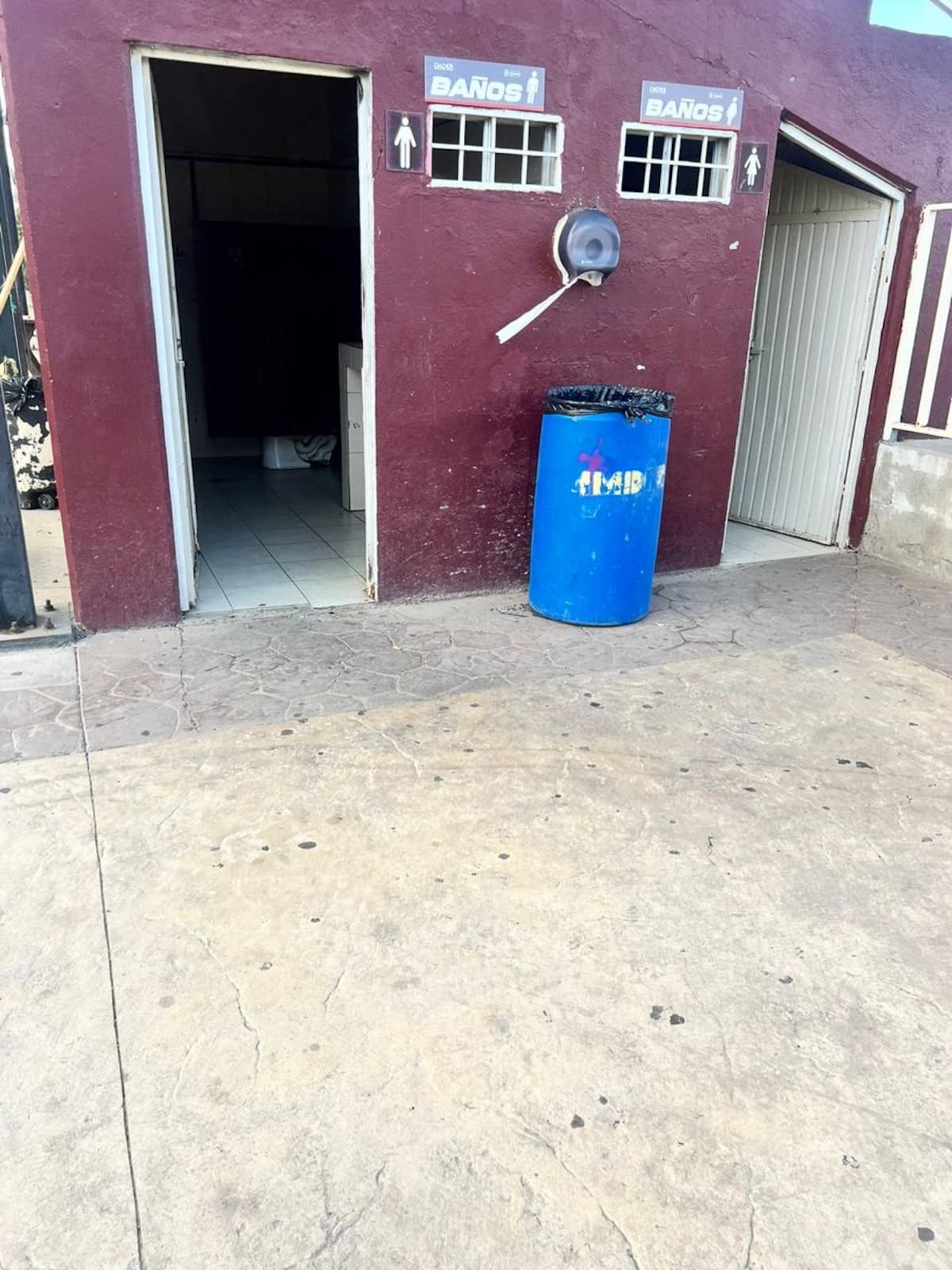Lavabos dañados, pintura desgastada y otros desperfectos son parte de las condiciones que presentan los sanitarios de la Unidad Deportiva Andrés Luna, en Rosarito. Foto: Cortesía.