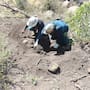 Confirman identidad de dos duranguenses hallados en fosa clandestina en Tecate