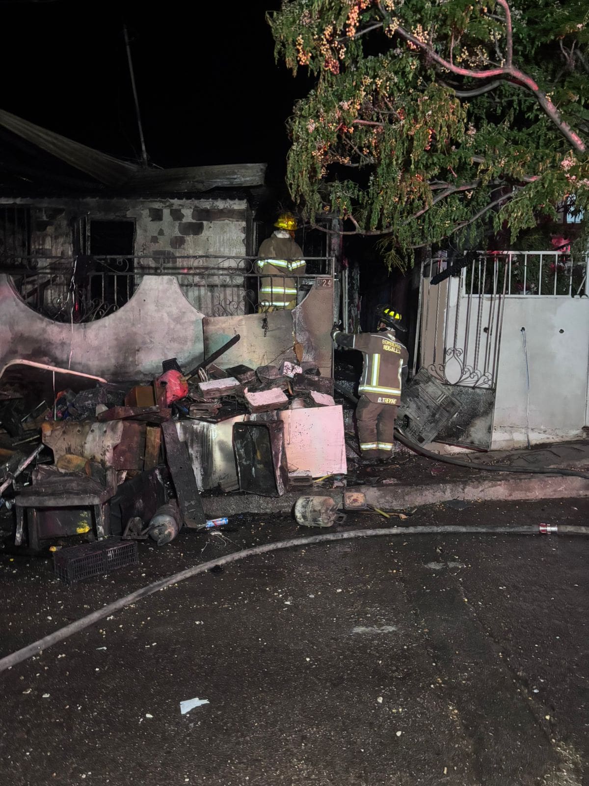 Incendio consume vivienda en Nuevo Nogales tras propagarse desde casa contigua. | Foto: Manuel Jiménez