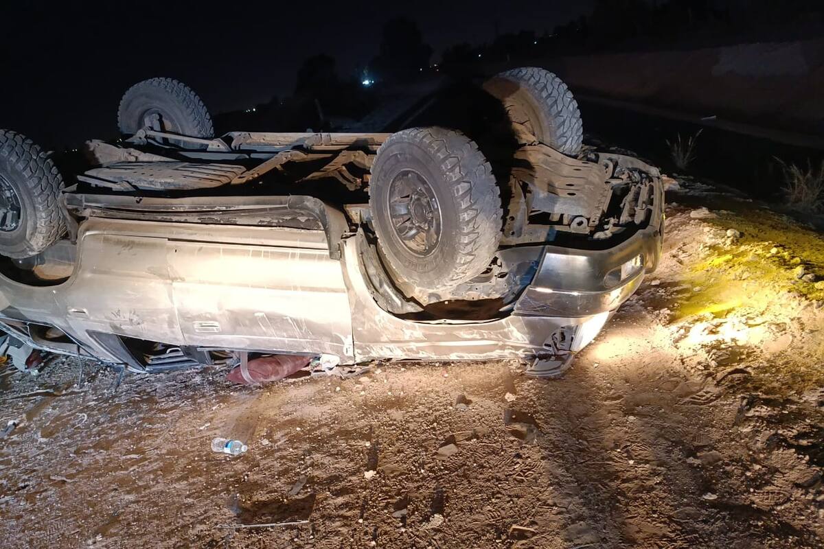 Vuelca su camioneta en la Abasolo