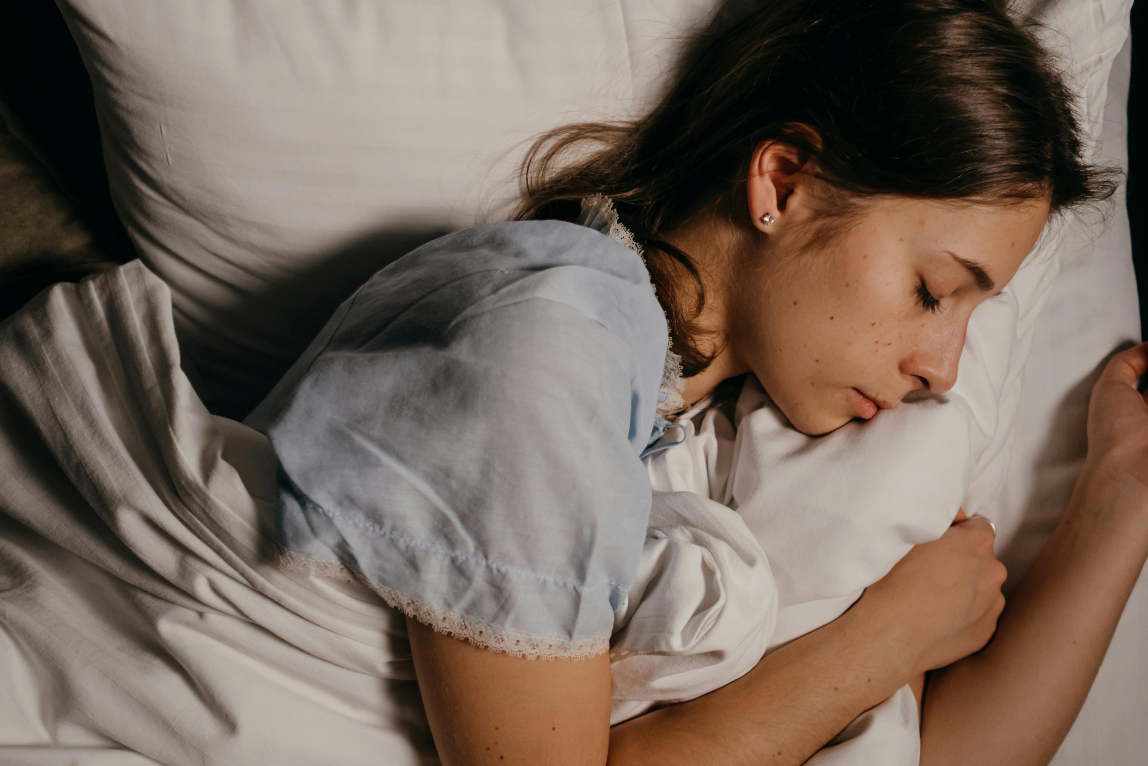¿Almohada sí o no? Expertos explican cómo elegir la mejor opción según tu postura | Foto: pexels