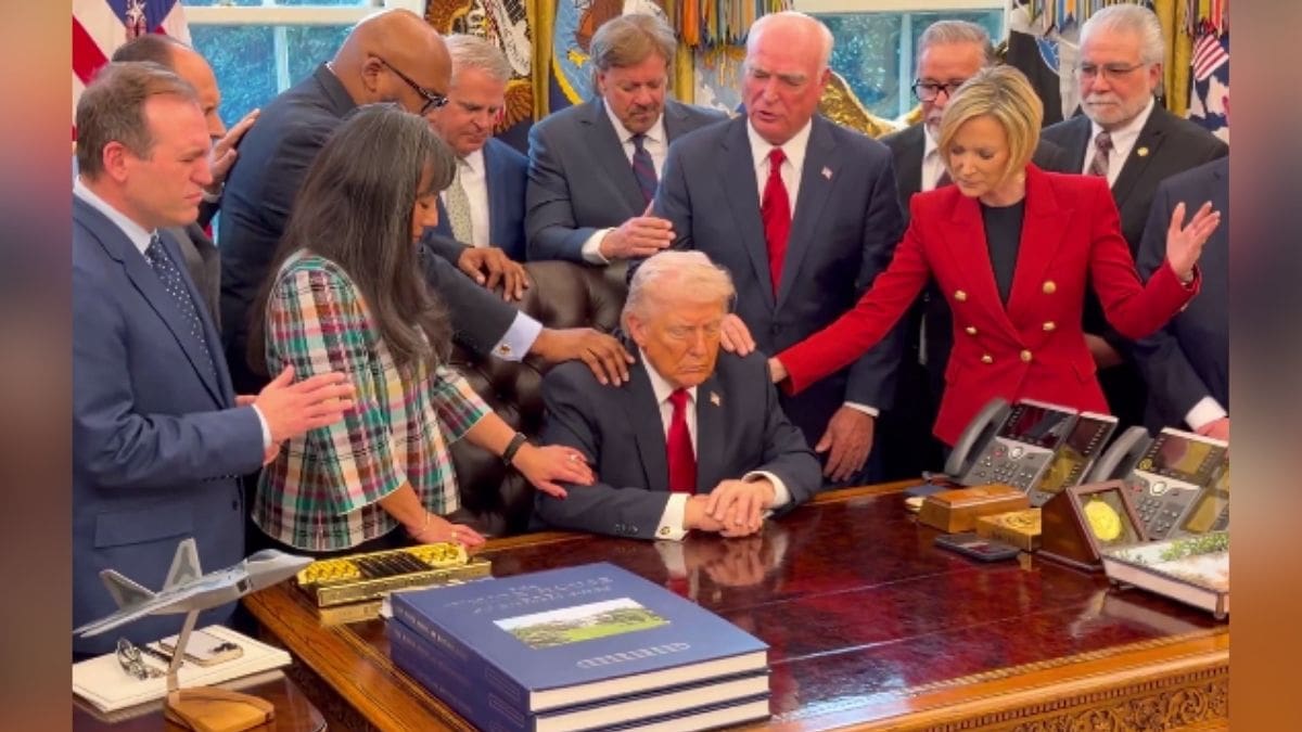 Donald Trump reza ante la guerra en Medio Oriente mientras siguen los bombardeos: Video lo muestra junto a pastores cristianos en la Oficina Oval