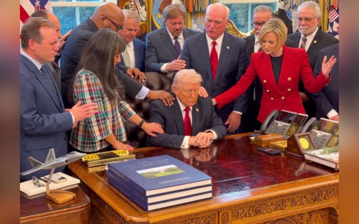 Pastores cristianos oran con Donald Trump en la Oficina Oval en plena escalada militar contra Irán; el conflicto entra en nueva fase con bombardeos en Teherán y tensión regional. | Crédito: Captura de pantalla (X @Scavino47)