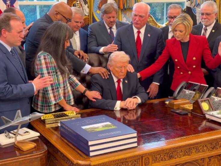 Donald Trump reza ante la guerra en Medio Oriente mientras siguen los bombardeos: Video lo muestra junto a pastores cristianos en la Oficina Oval