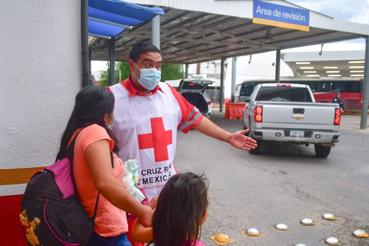 Atiende la Cruz Roja diario hasta a 160 migrantes deportados en la frontera de Nogales