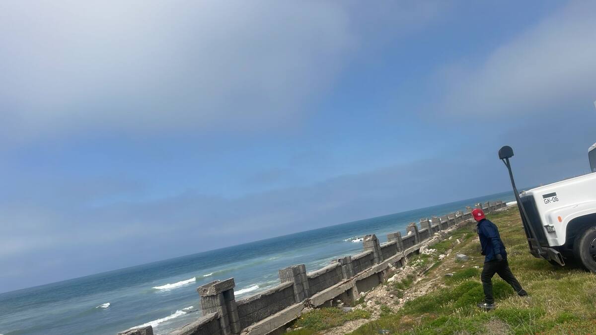 Rescatan cuatro camionetas del año en playas de Rosarito