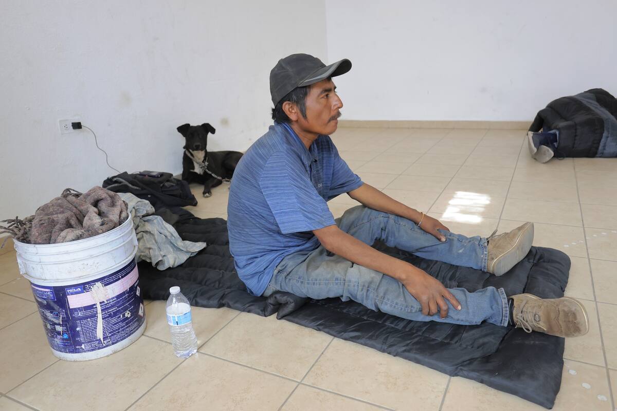 Carlos González Ruiz descansa junto a su perro ‘Blacky’. FOTO: JULIÁN ORTEGA