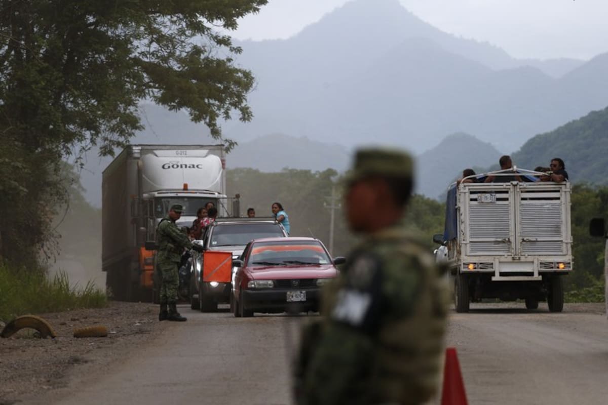 Hallan 791 migrantes en camiones en Veracruz