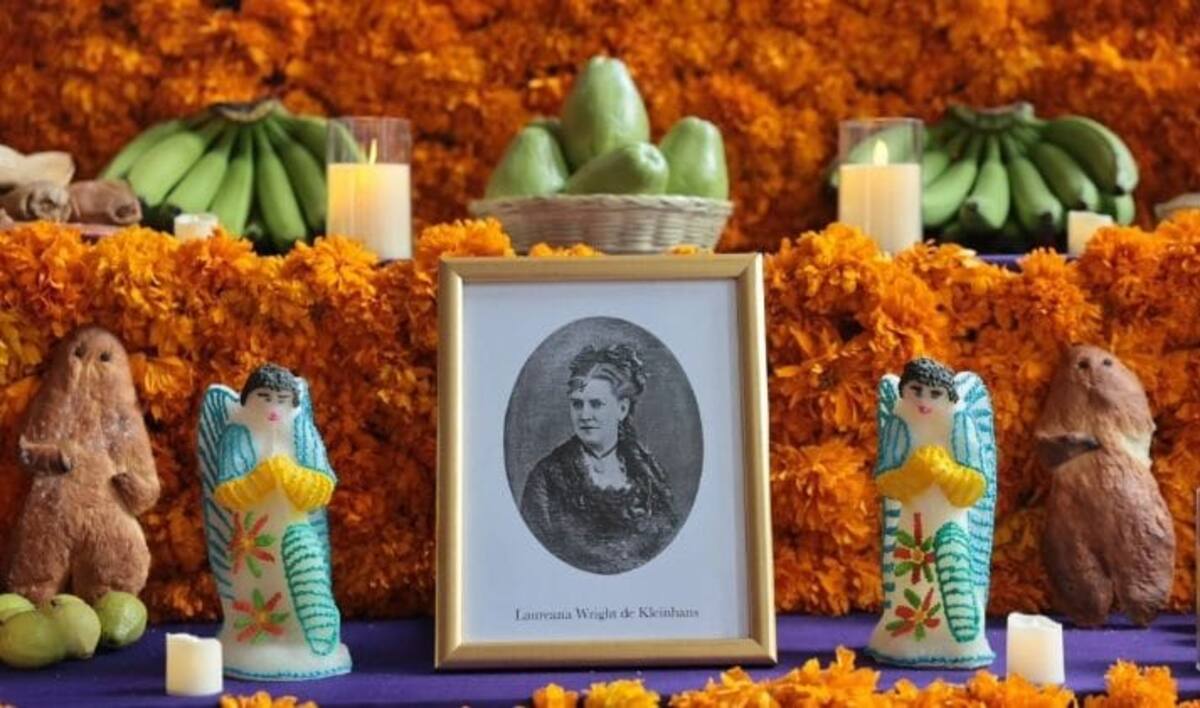 Ofrenda de Día de Muertos en Palacio Nacional dedicada a heroínas mexicanas.