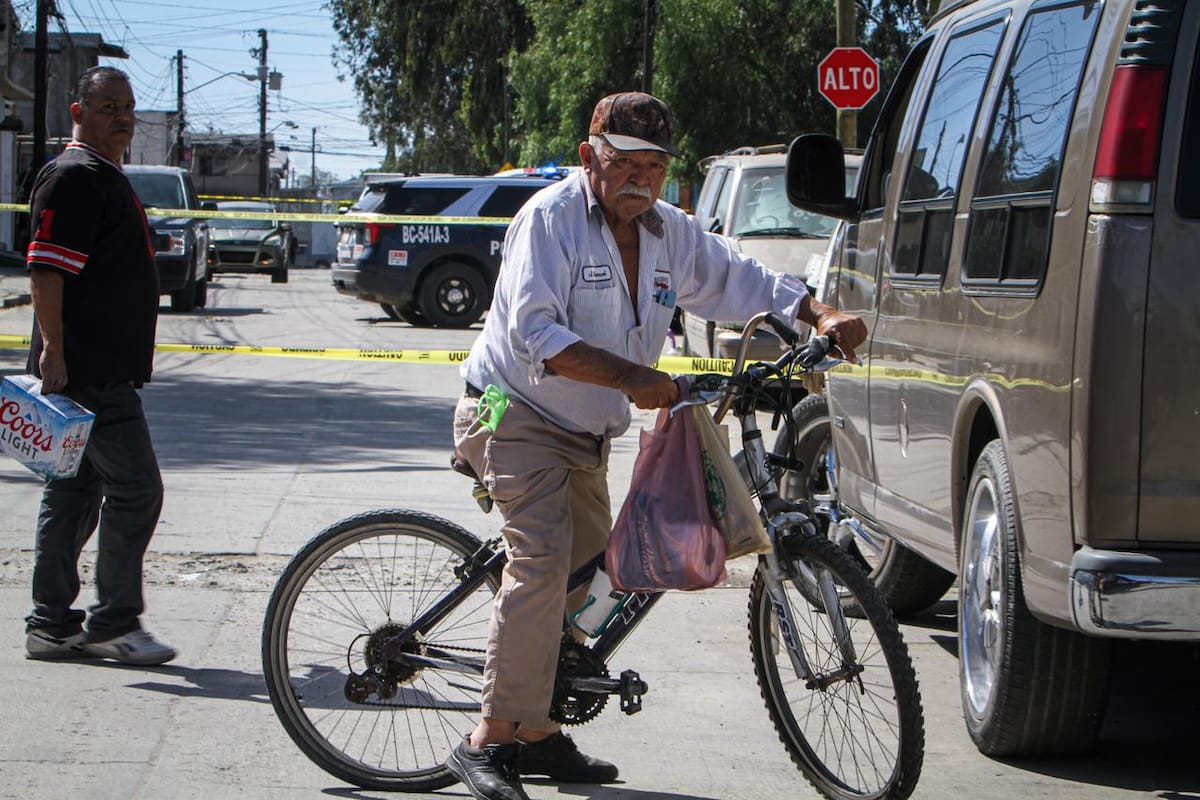 El hallazgo ocurrió tras un reporte por olor fétido proveniente de una panel estacionada entre las calles Tercera y B, donde policías confirmaron que en su interior había una persona sin vida. Foto: Cortesía