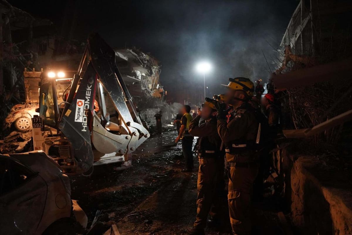 Irán lanzó una tercera oleada de misiles sobre Israel, impactando Tel Aviv y dejando heridos leves tras la destrucción de un edificio. Foto: EFE/ Fuerzas de Defensa de Israel