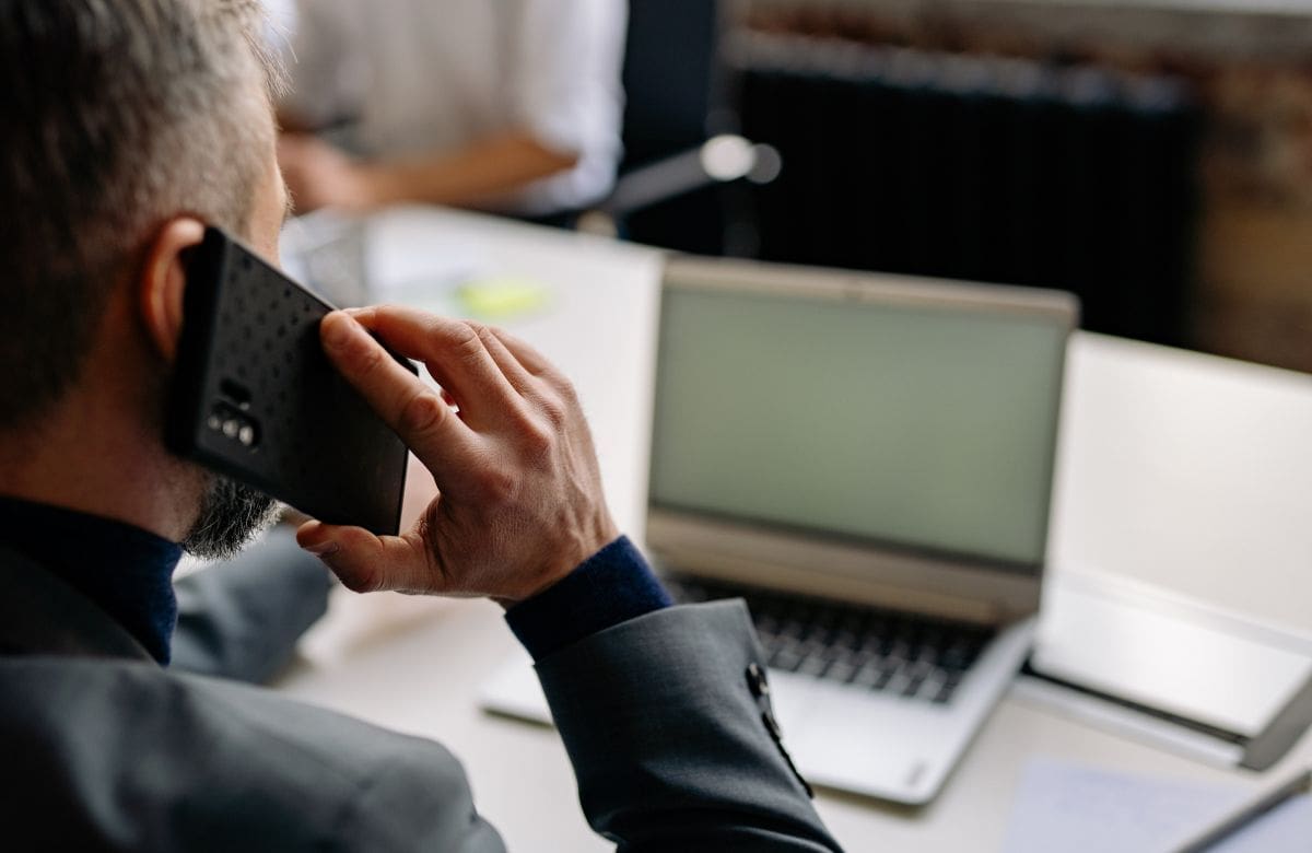 Usuarios podrían exigir indemnización a telefónicas si una reposición de SIM mal verificada permite que otra persona tome control de su número celular. | Foto: Especial.