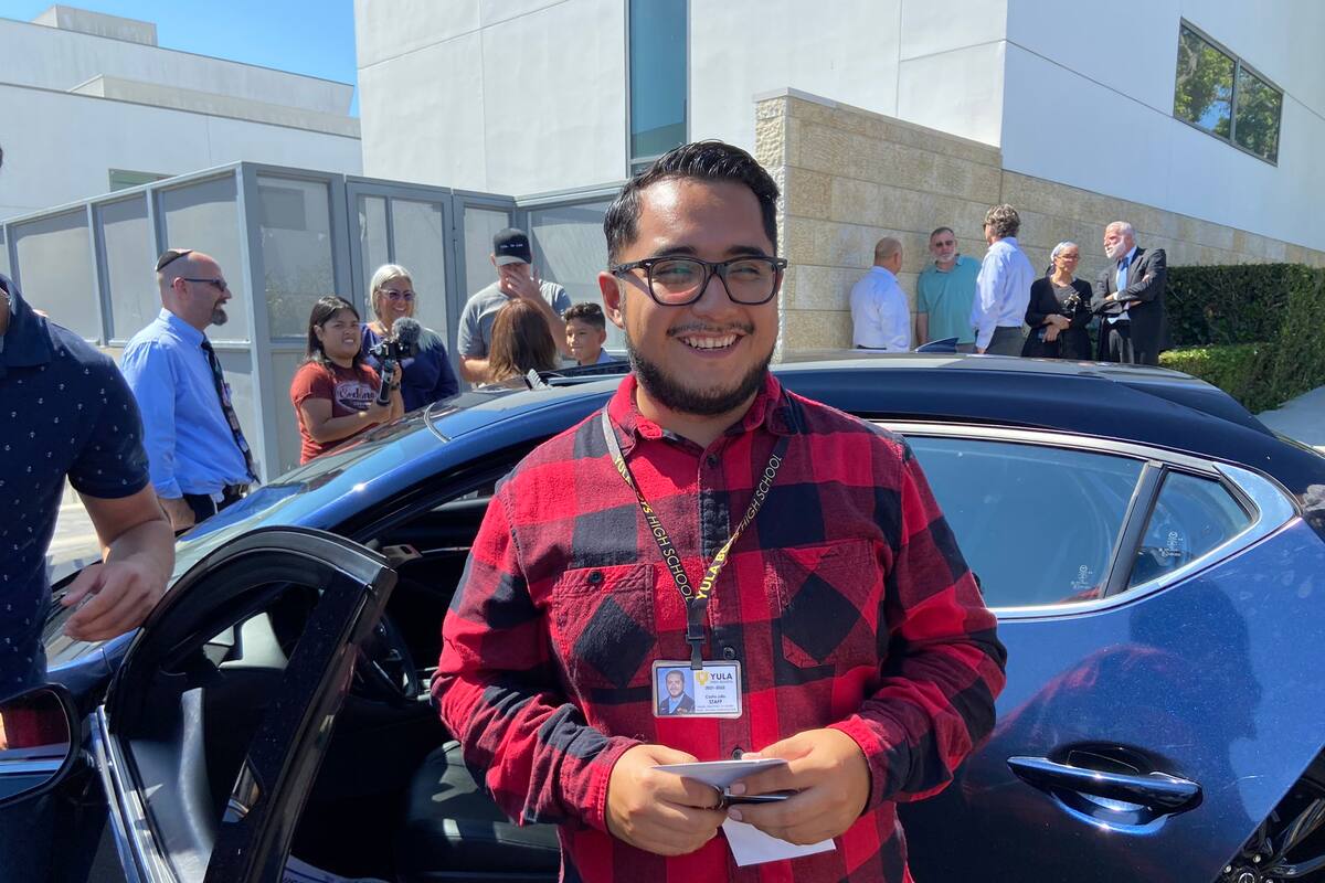 Historias virales: Alumnos regalan auto a maestro que tardaba cuatro horas en llegar a la escuela