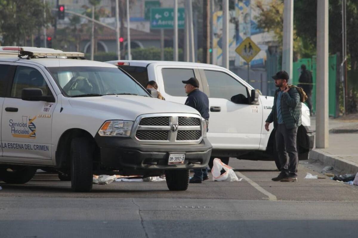 Arrojan cadáver de mujer envuelto en lona sobre la Vía Rápida Oriente en Tijuana