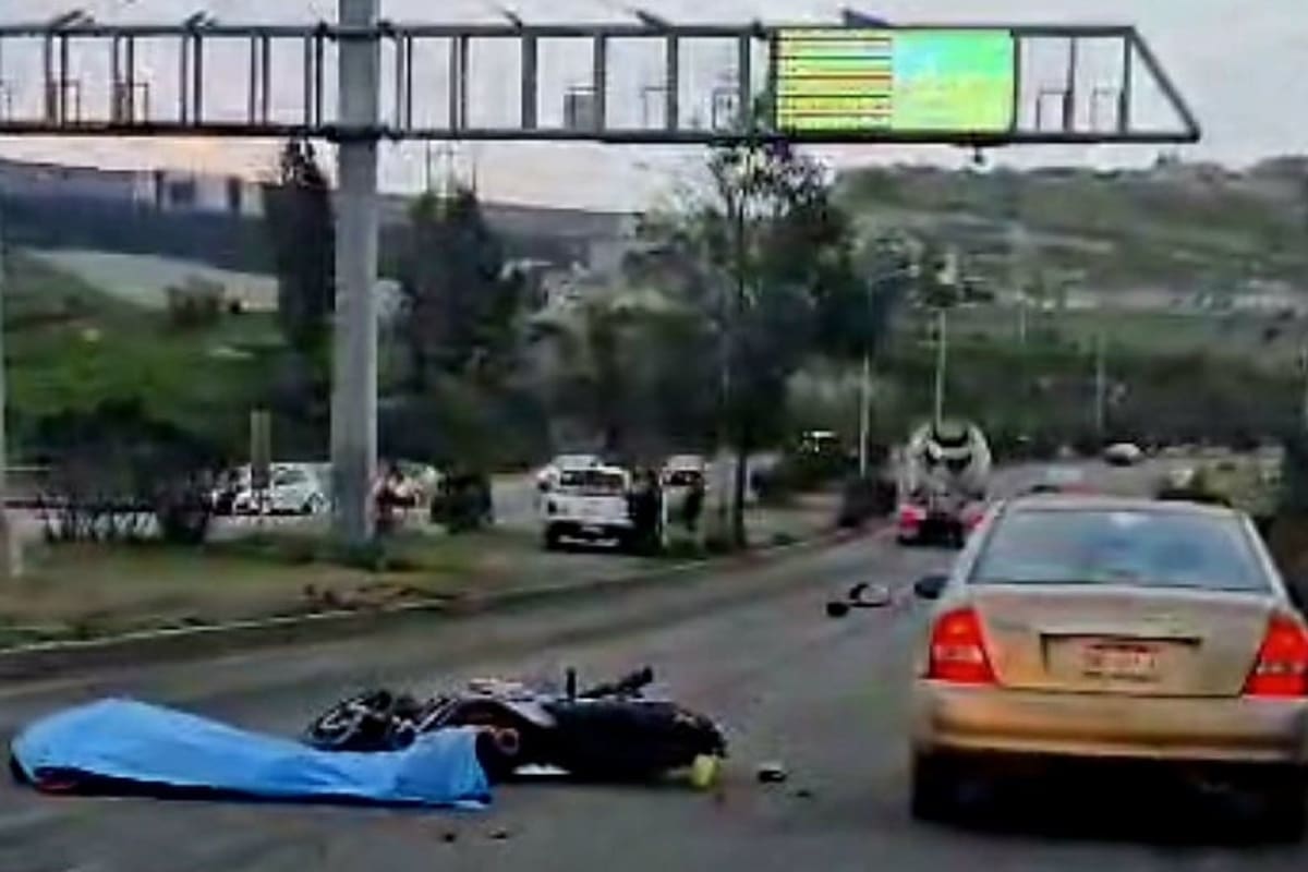 Muere motociclista tras impactarse contra camión revolvedor