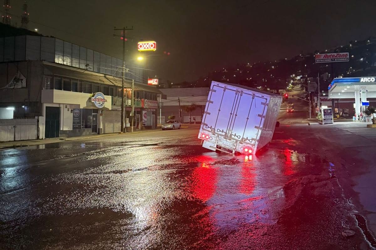 Vehículo cae en socavón en la Zona Centro de Ensenada