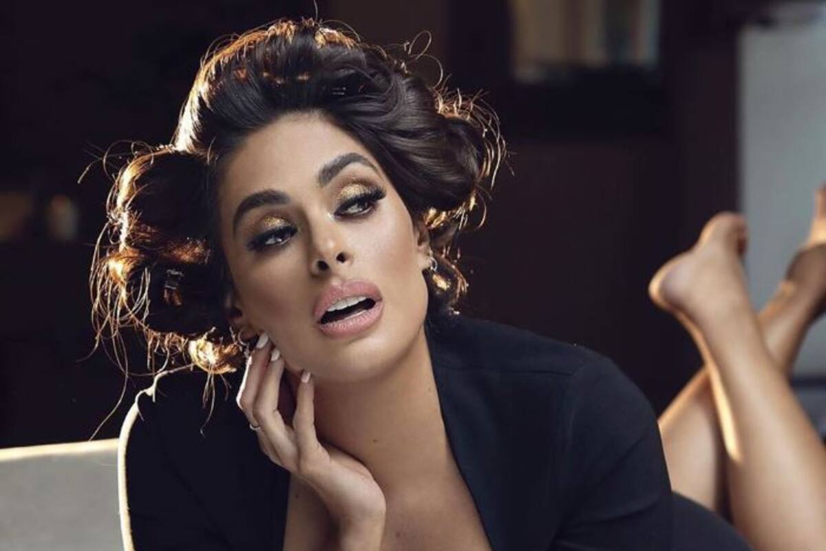 Galilea Montijo presume de sus piernas en corto vestido negro