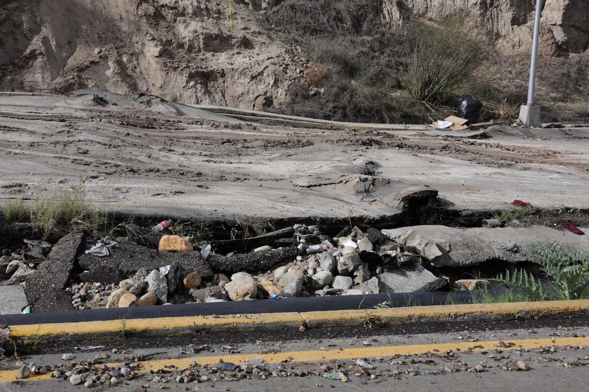 Una cuadrilla de trabajadores ha realizado excavaciones en el pavimento y han colocado mangueras para desviar el agua. Foto: Sergio Ortiz
