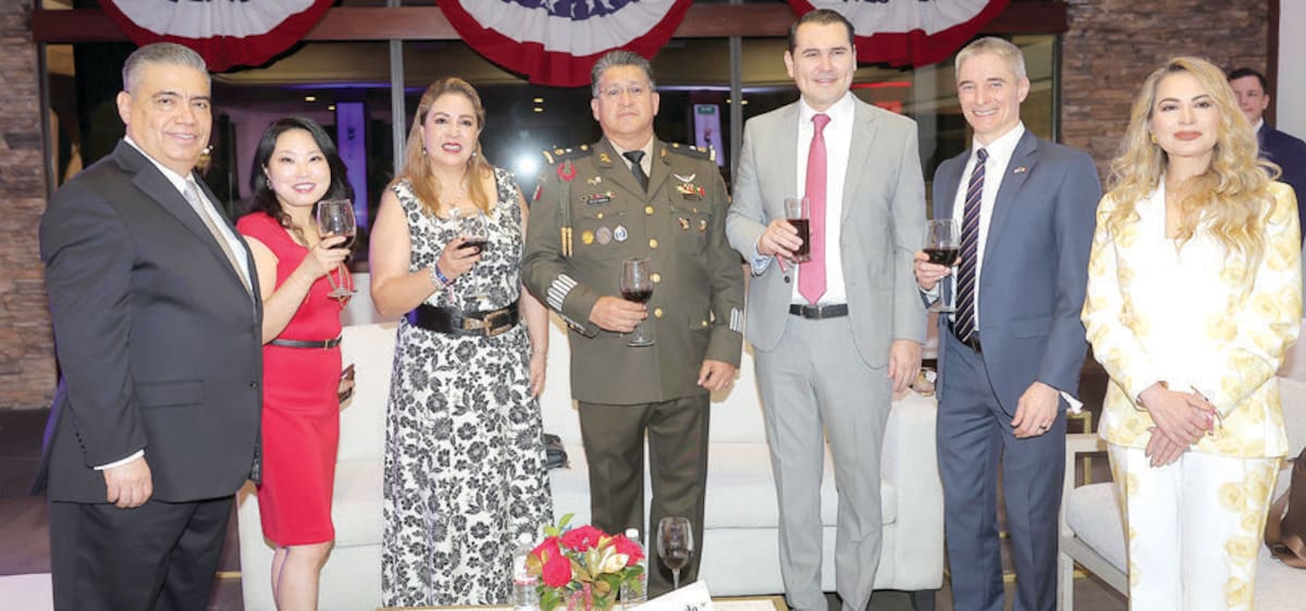 De izq. a der. Gustavo Salas, Stephanie Hoster, Martha Torres, Manuel Guevara, Adolfo Salazar Razo, Drew Hoster y Estrella Palacios.